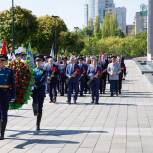 Владимир Нетёсов возложил цветы к Могиле Неизвестного солдата на площади Победы