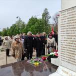 В Волгограде партийцы приняли участие в памятном митинге у братской могилы воинов в парке им. Ю.А. Гагарина