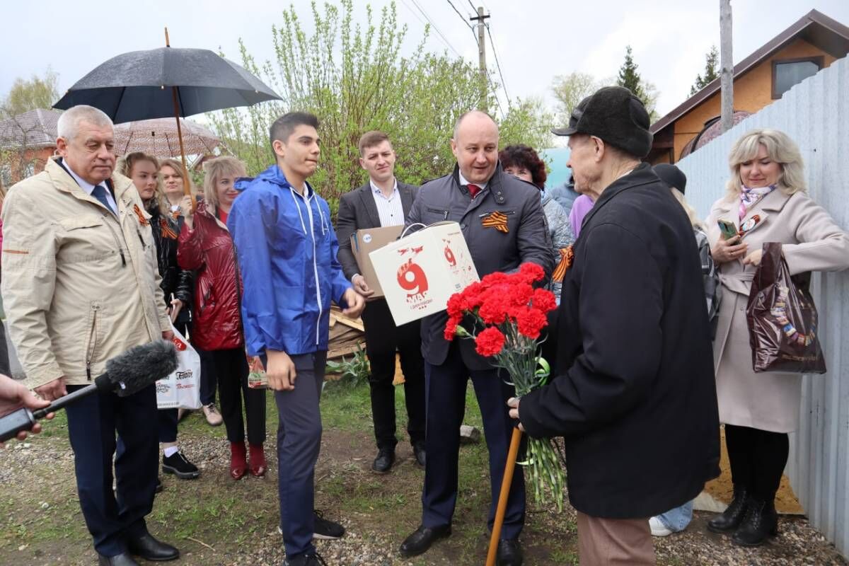 Парад у дома ветерана Виктора Алешкина прошел в Егорьевске