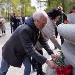Депутаты Мосгордумы Евгений Герасимов и Татьяна Батышева возложили цветы к монументу на Поклонной горе