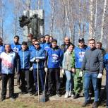 Партийцы Сосновского района благоустроили территорию возле памятника Великой Отечественной войны в п.Мирный