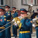В городе Лесном организовали персональный парад для ветеранов