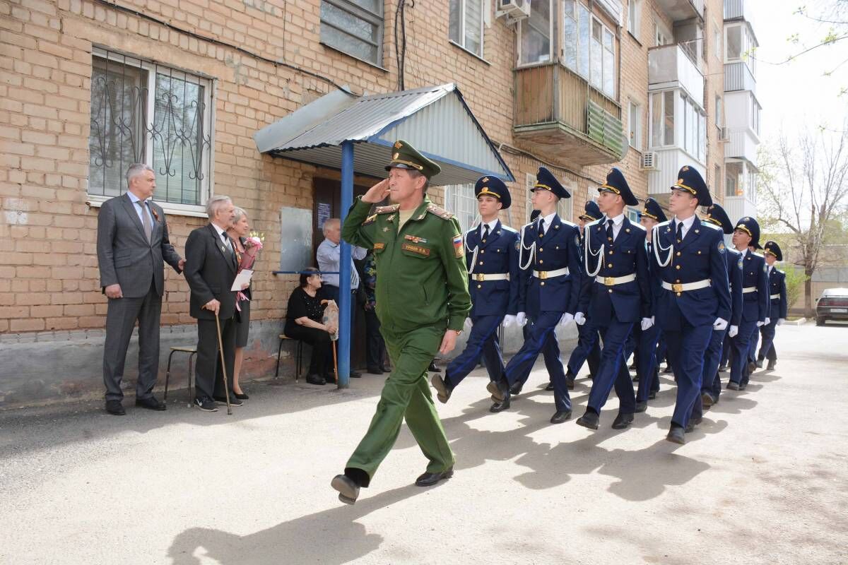 В Оренбурге проходит акция «Парад у дома ветерана»