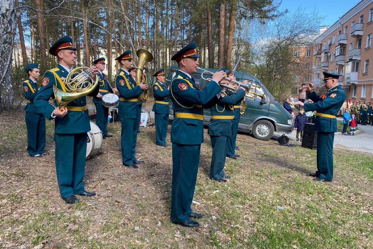 В Снежинске провели парад у дома ветеранов Великой Отечественной войны