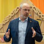 Депутат «Единой России» Игорь Розинов поздравил будущих первоклассников с праздником и вручил подарки