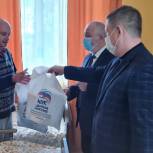 Помощь беженцам и поздравление ветерану