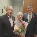 Златоустовские депутаты от «Единой России» поздравили участницу Великой Отечественной войны с 98-летием