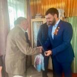 Роман Алексеев поздравил одного из старейших членов партии с юбилеем