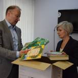 Единороссы передали книги для жителей Донбасса
