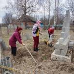 В Горномарийском районе в рамках акции «Международный субботник» благоустраиваются памятники и захоронения участников Великой Отечественной войны