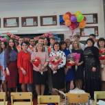 Единороссы Волжска поздравляют школьников с последним звонком