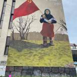 Изображение бабушки со Знаменем Победы появилось в Моздоке