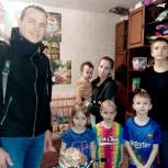 В Тюменской области депутат «Единой России» подарил многодетной семье велосипед