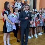 Партийцы поздравили выпускников с последним звонком