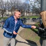 Активисты «Единой России» раздают ярославцам Георгиевские ленты - символ праздника Победы
