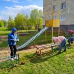 Единороссы благоустроили детскую площадку в городе Приволжск