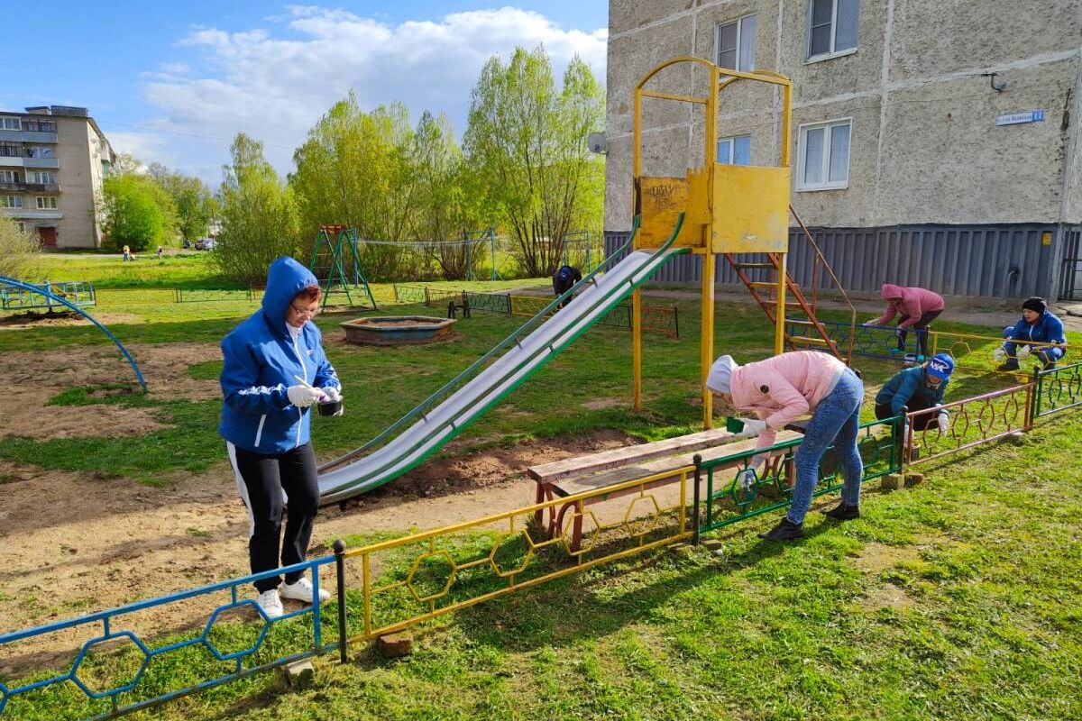 Единороссы благоустроили детскую площадку в городе Приволжск