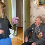 Анастасия Реброва поздравила с наступающим Днём Победы ветерана войны Петра Емельяновича Губанова