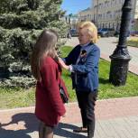 Депутат Госдумы Тамара Фролова раздала на улице георгиевские ленточки
