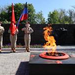 «Единая Россия» зажгла Вечные огни в Мариуполе