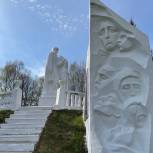 Единороссы Монастырщины и МГЕР привели в порядок воинский мемориал, посвященный сожженной в годы войны семье Симаковых