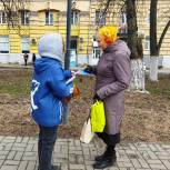 Волонтеры раздают нижегородцам Георгиевские ленты - символ праздника Победы