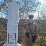 Студент-единоросс отремонтировал памятник Герою войны в Ленинградской области