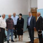Депутат Ильяс Мамаев проинспектировал ход капремонта в школах Буйнакска