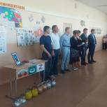 Депутаты подарили комплект гирь ученикам из Шумовской школы Красноармейского района