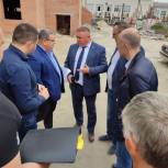 Олег Быковский посетил строящиеся объекты в Октябрьском районе