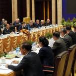 Дмитрий Медведев проводит переговоры с президентом Лаоса Тхонглуном Сисулитом