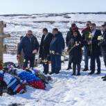 Единороссы Чукотки во главе с врио Губернатора почтили память погибших защитников в местах захоронения в Анадыре