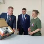 «Единая Россия» передала волонтёрам движения «Шьём для наших» Ханты-Мансийска новое оборудование