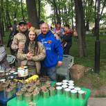 В новокуйбышевском Парке Победы активисты «Единой России» научили горожан делать блиндажные свечи