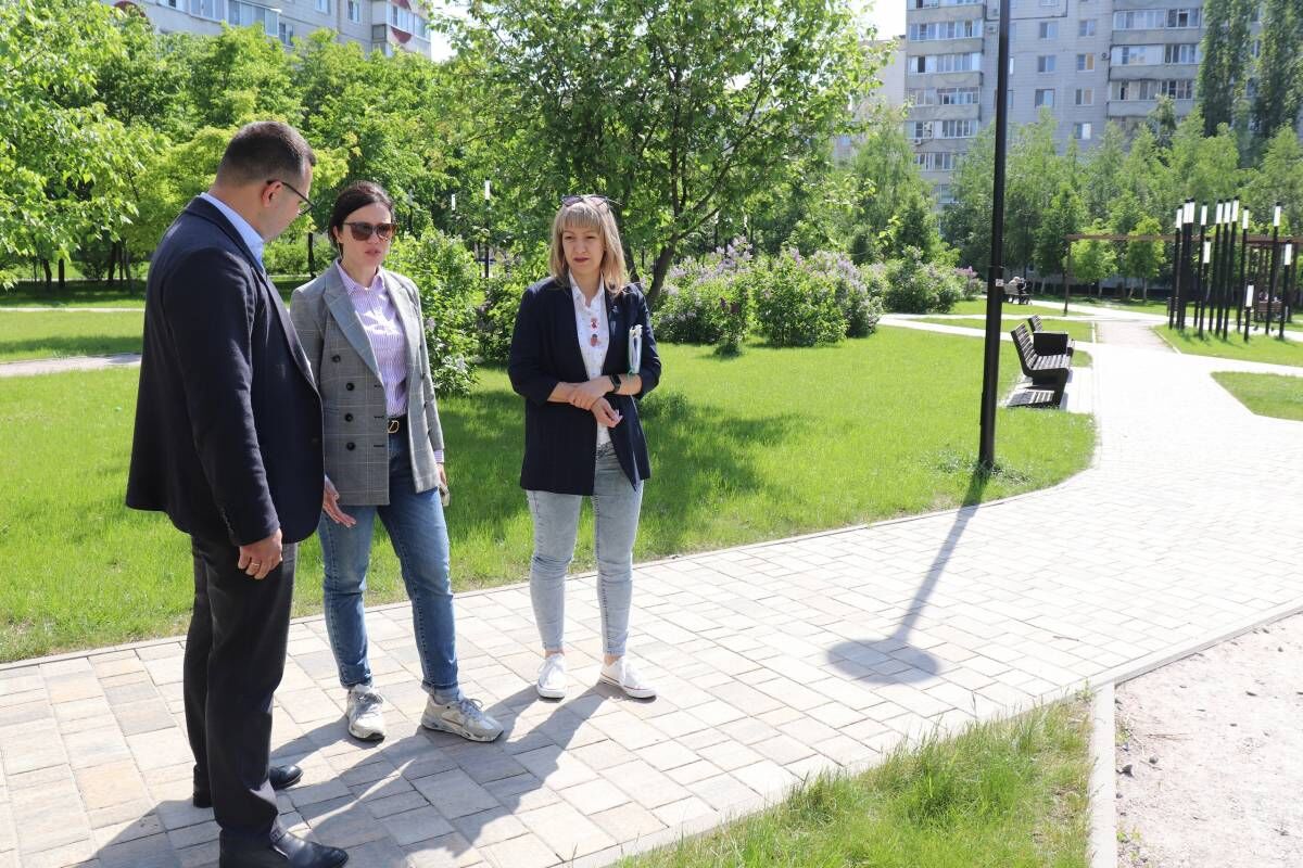 Старооскольские партийцы проверили состояние парка и дворов
