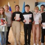 Партийцы вручили паспорта Нязепетровским школьникам