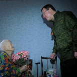 Дмитрий Азаров поздравил с наступающим Днем Победы ветерана Веру Ивановну Дьяченко