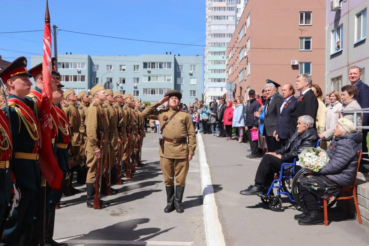 В Ульяновске у дома ветерана прошел парад Победы