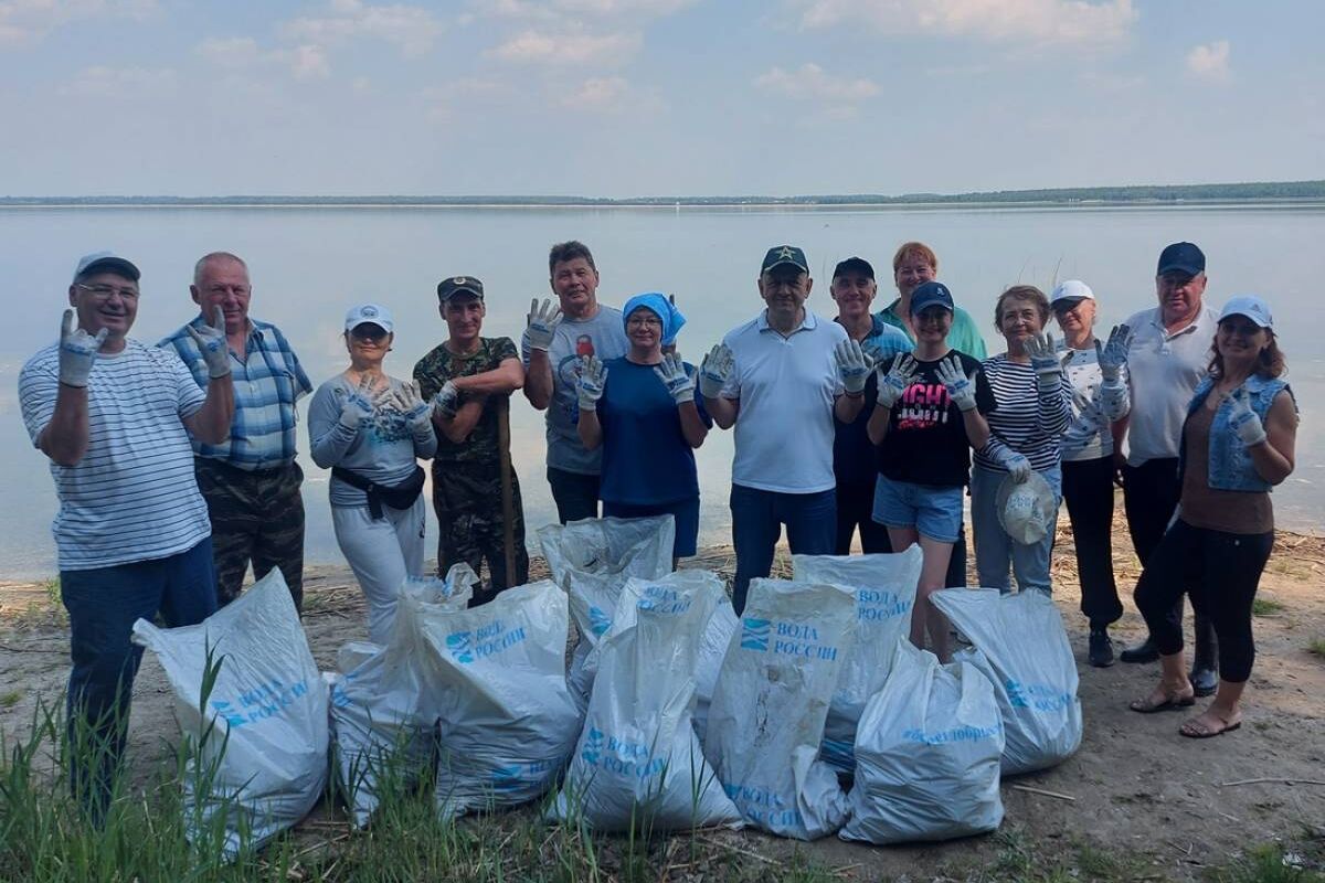 Партийцы Красноармейского района провели субботник на побережье озера Сугояк