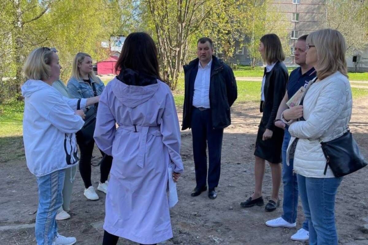 Андрей Макаров обсудил с жителями благоустройство двора дома Беляева, 23 в Череповце
