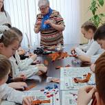 В Североморске для гимназистов провели мастер-класс по изготовлению брошей из георгиевских лент