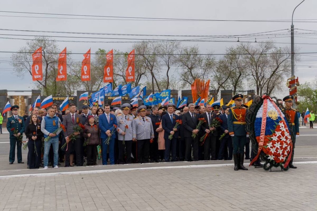 Возложение цветов к Вечному огню в Оренбурге. Памятники день Победы Оренбург. Вечный огонь Оренбург. 9 Мая картинки.