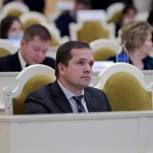Депутат  петербургского парламента Андрей Рябоконь попросил ФАС отреагировать на повышение тарифов на услуги такси, оборудованных детскими креслами