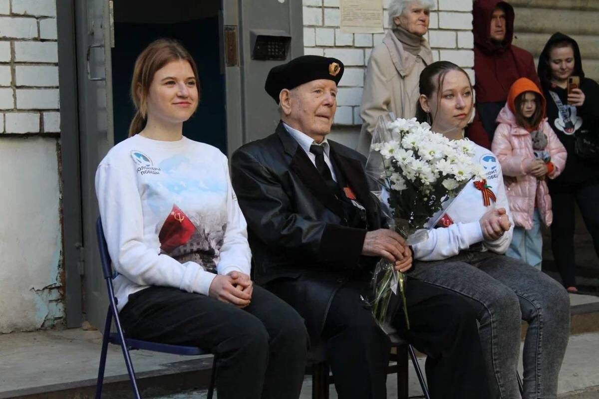 Активисты партии Кировского района провели концерт во дворе дома Ветерана |  08.05.2023 | Саратов - БезФормата