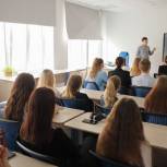 «Диалоги о главном»: молодогвардейцы рассказывают школьникам и студентам о событиях на Донбассе и своей гуманитарной миссии на освобожденных территориях