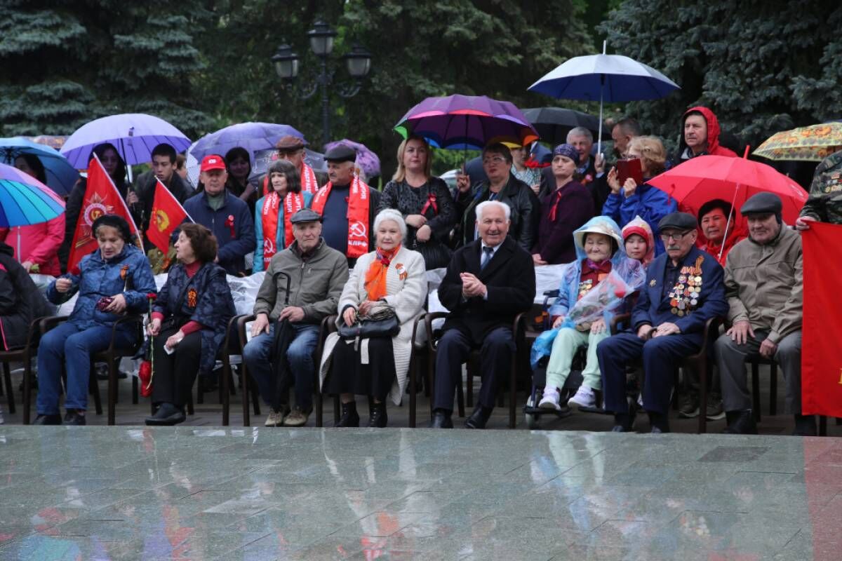 Состоялось торжественное возложение цветов к мемориалу "Вечный огонь Славы" в Нальчике