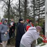 Единороссы и сторонники партии «Единая Россия» возложили цветы к памятнику героям
