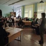 Наталья Козлова провела с учащимися Суслонгерской школы урок «Дети войны»