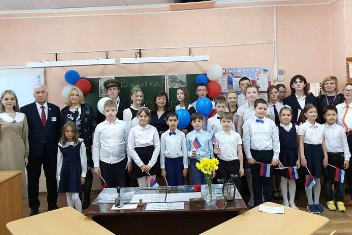 В Мурманске при поддержке «Единой России» открыли Парту Героя в честь участника Великой Отечественной войны