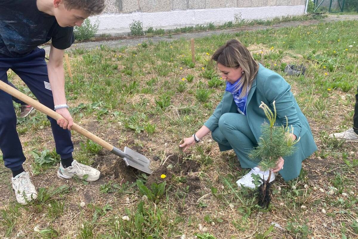 Активистки «Женского движения Единой России» Алапаевского района приняли участие в акции «Сад памяти»